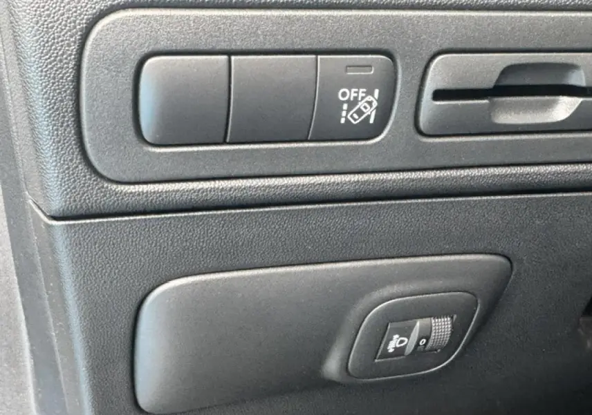 Gros plan sur les commandes noires du tableau de bord intérieur du Citroën C3 Aircross 2024.