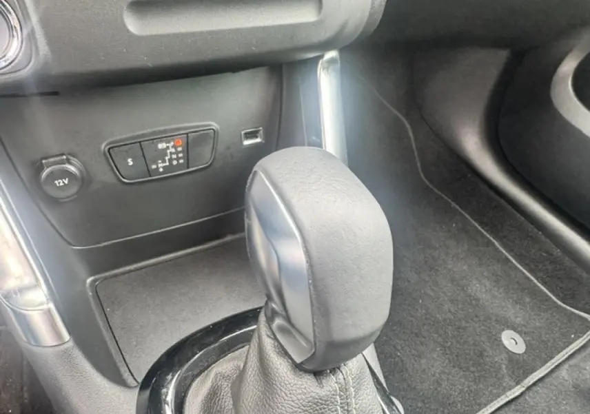Le levier de vitesse automatique en cuir noir de la Citroën C3 Aircross 2024, vue intérieure centrée.