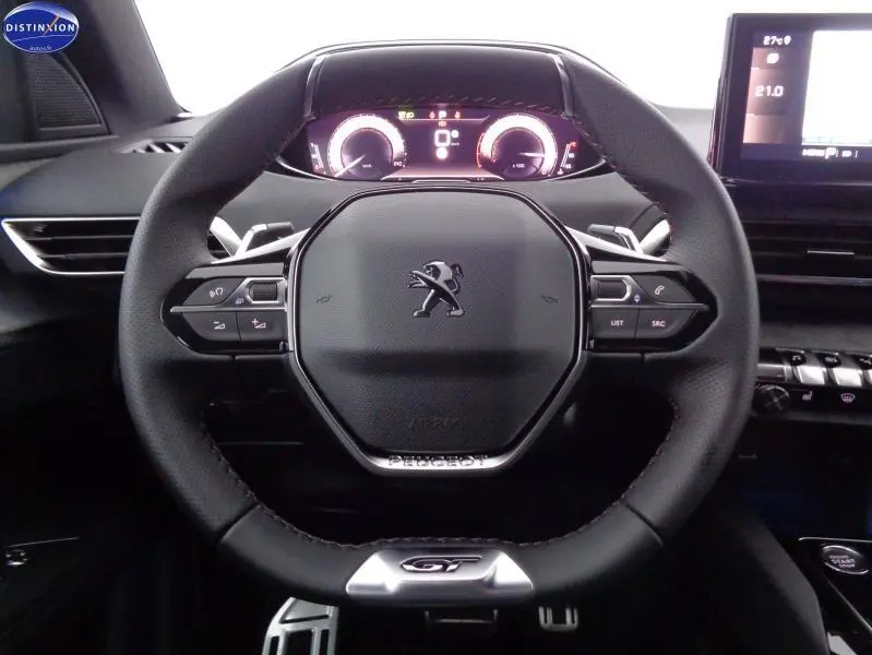 Vue rapprochée du volant cuir multifonction noir avec logo Peugeot et badge GT du Peugeot 3008 2023.