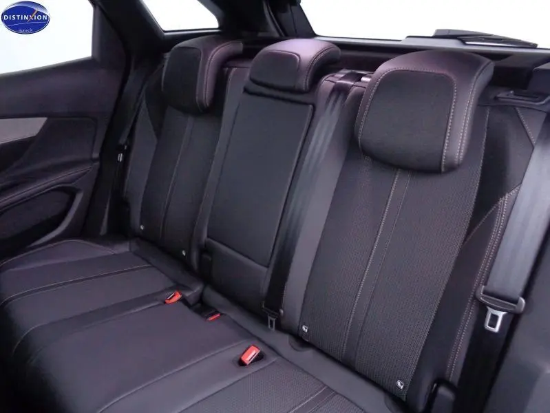Vue intérieure arrière du Peugeot 3008 2023 montrant la banquette en tissu noir avec surpiqûres contrastantes et ceintures de sécurité.