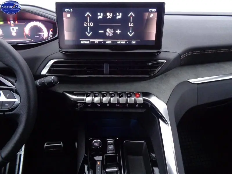 Vue intérieure du tableau de bord du Peugeot 3008 2023, avec écran tactile et commandes en métal brossé.