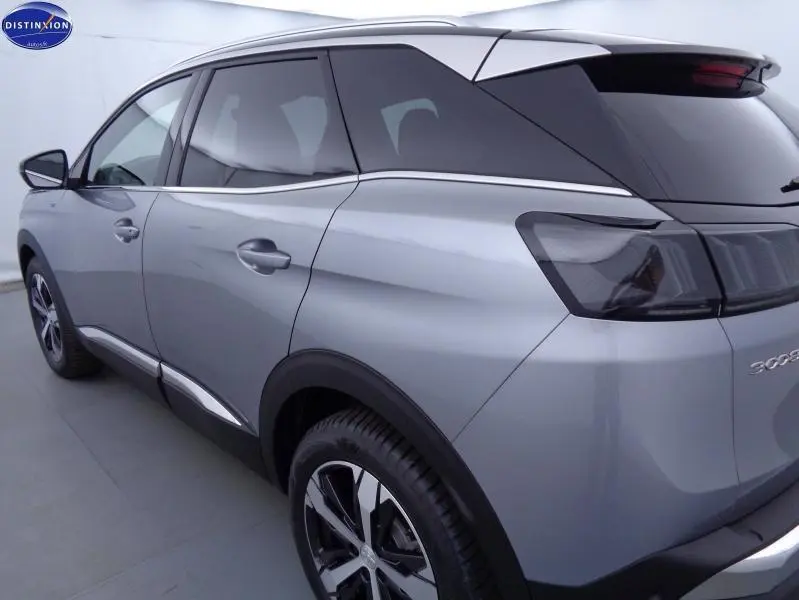 Vue 3/4 arrière côté gauche du Peugeot 3008 gris Artense avec vitres surteintées et jantes alliage noires.
