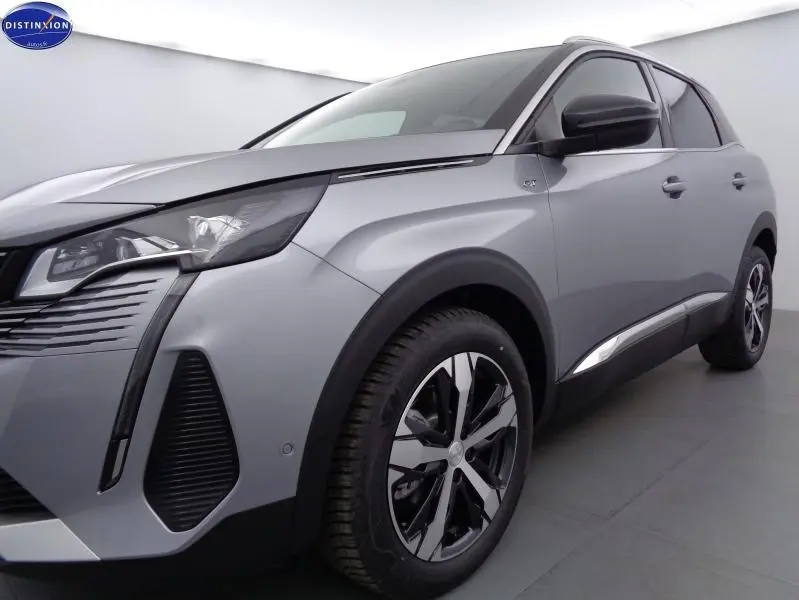 Vue 3/4 avant droit du Peugeot 3008 gris Artense avec jantes alliage et détails noirs contrastants.