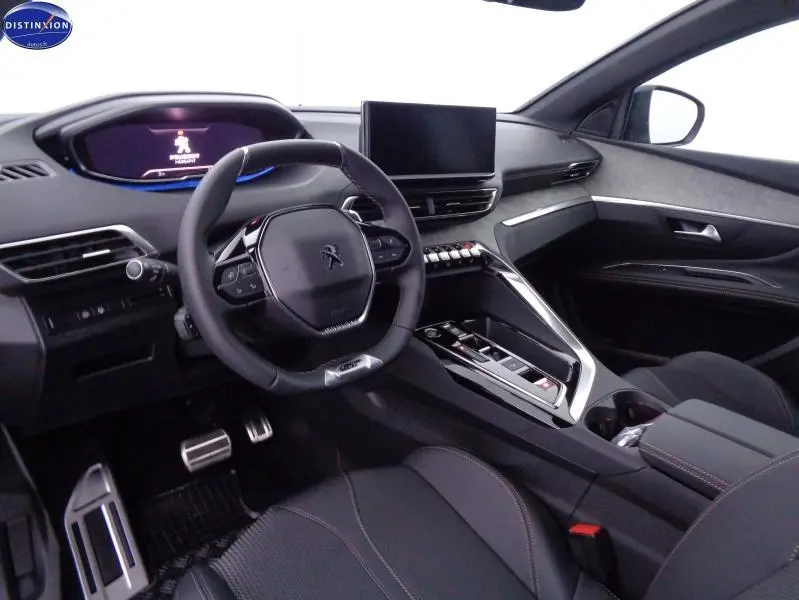 Intérieur avant droit du Peugeot 3008 2023 gris Artense, avec volant cuir compact et écran tactile central.