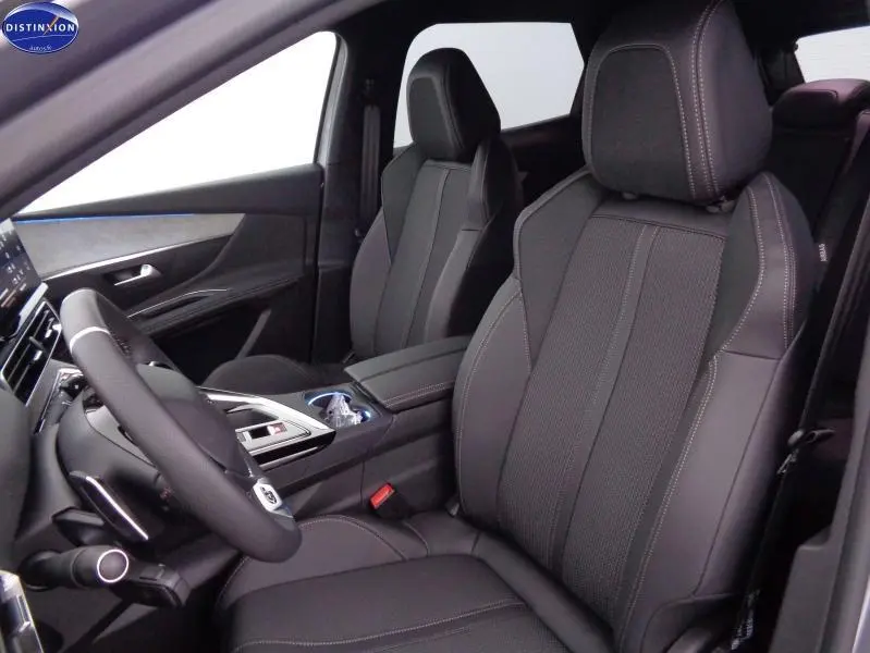 Vue intérieure avant droite du Peugeot 3008 2023 avec sièges en tissu noir et surpiqûres contrastées.