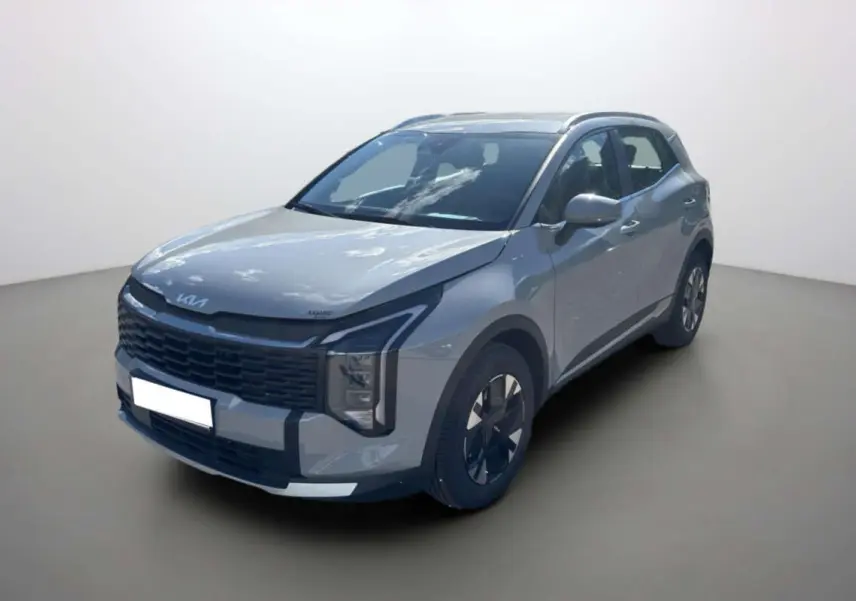 KIA Sportage gris céramique en 3/4 avant droit, avec calandre noire et feux LED verticaux distinctifs.