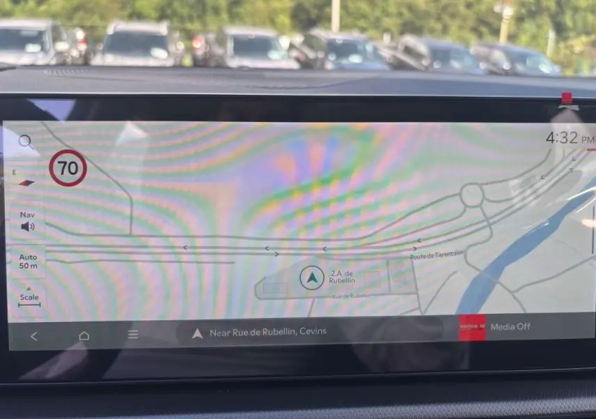Écran de navigation intérieur du Kia Sportage 2026, affichant une carte et la vitesse limitée à 70 km/h.