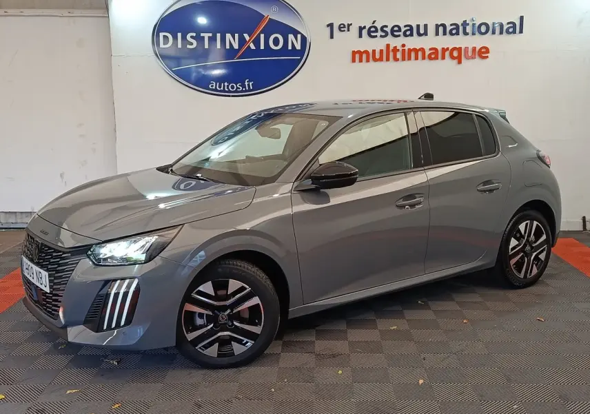 Peugeot 208 gris foncé vue de profil côté gauche, avec phares LED et jantes alliage distinctives.