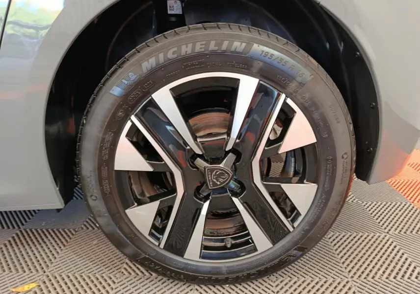 Gros plan sur la roue avant droite de la Peugeot 208 gris foncé avec jante alliage au design moderne et pneu Michelin.