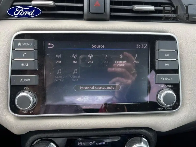 Écran tactile central de la Nissan Micra Business Edition 2022 gris acier, affichant les sources audio disponibles.