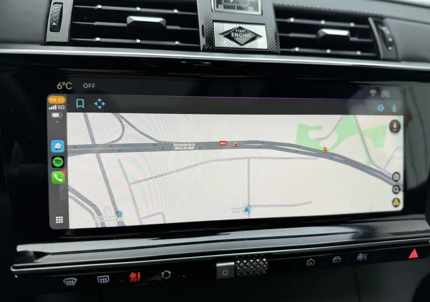 Vue rapprochée de l’écran tactile central du DS7 2025 gris titane affichant la navigation GPS et les commandes climatisation.