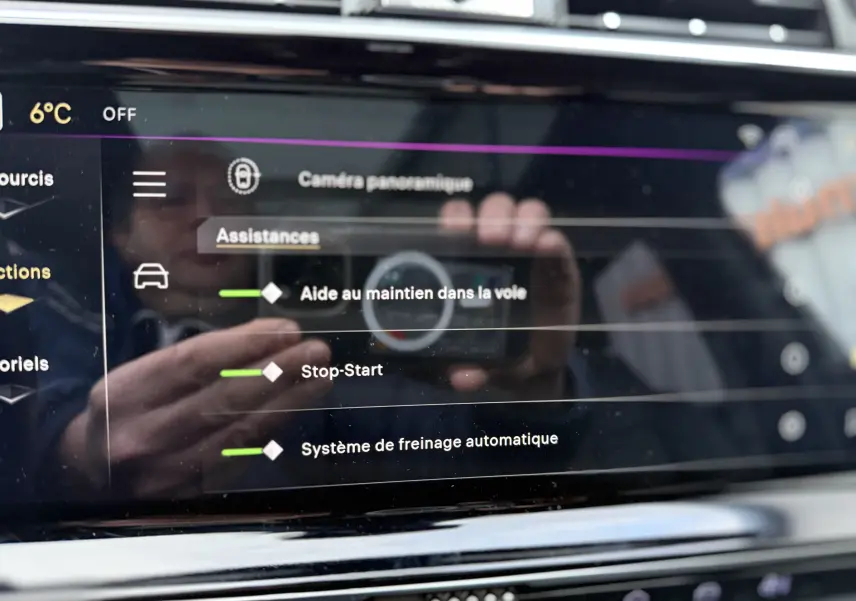 Écran tactile intérieur du DS7 Gris Titane 2025 affichant les aides à la conduite et la température extérieure à 6°C.
