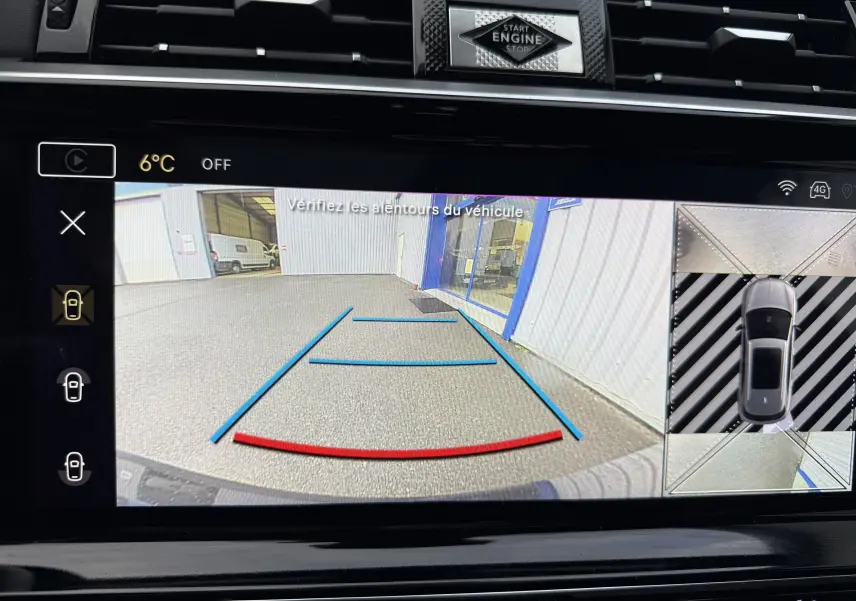 Vue de la caméra de recul du DS7 gris titane, affichant les lignes de guidage et la vue 360° autour du véhicule.