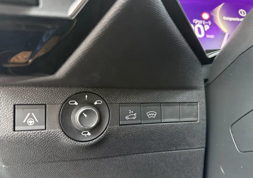 Détail du tableau de bord côté gauche du DS7 2025 gris titane, avec commandes des rétroviseurs et affichage numérique partiel.