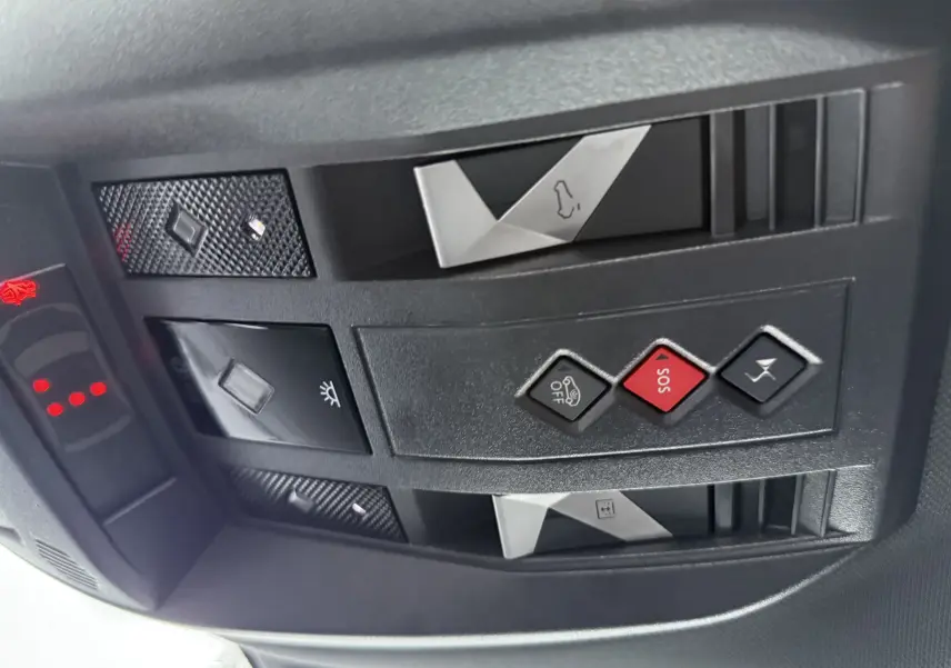 Panneau de commandes au plafond avec boutons SOS et éclairage intérieur sur DS7 Gris Titane 2025, vue intérieure rapprochée.