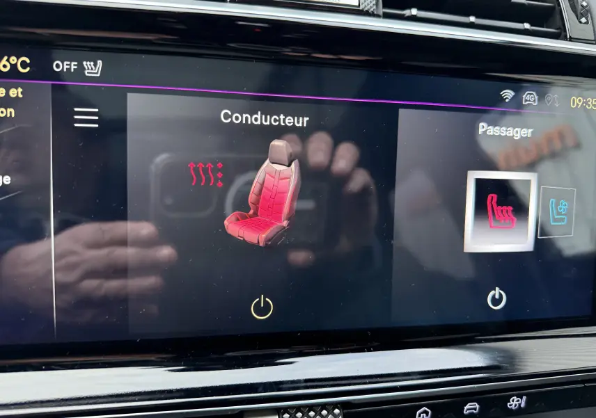 Écran tactile intérieur du DS7 2025 montrant les réglages des sièges chauffants conducteur et passager.