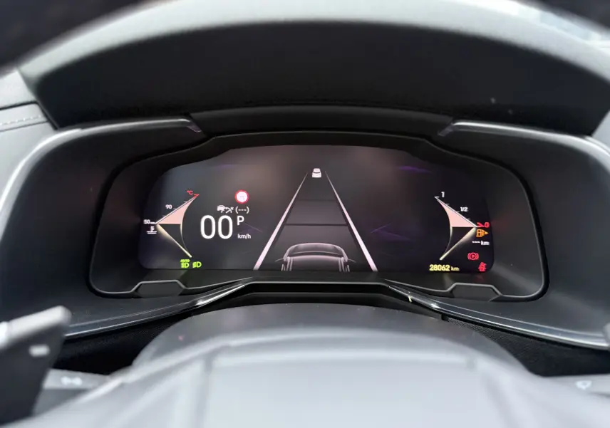 Vue rapprochée du tableau de bord numérique du DS7 2025, affichant la vitesse à 0 km/h et l'interface d'aide à la conduite.