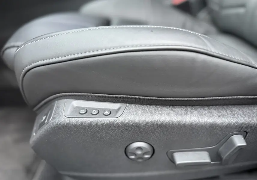 Gros plan sur les commandes électriques du siège avant gauche en cuir gris du DS7 BlueHDi 130 2025.
