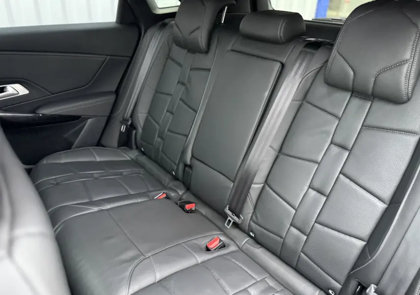 Vue intérieure des sièges arrière en cuir noir du DS7 2025, mettant en valeur les finitions et les ceintures de sécurité.