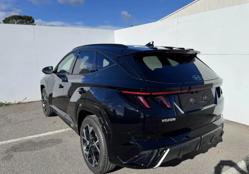 Vue 3/4 arrière droite du Hyundai Tucson noir Abyss Metal avec feux arrière LED et jantes alliage 19 pouces N Line.