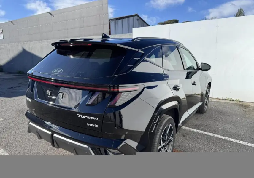 Vue 3/4 arrière droite du Hyundai Tucson noir abyss métallisé avec feux arrière LED et jantes alliage 19 pouces N Line.