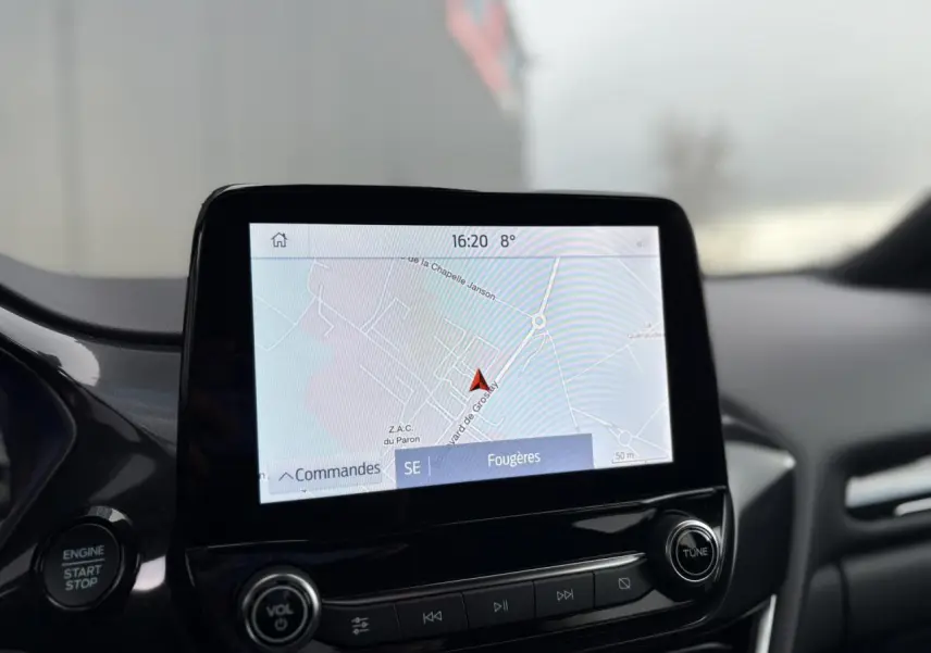 Écran tactile GPS affichant une carte dans l'habitacle du Ford Puma gris Solar, vue centrée sur la console centrale.