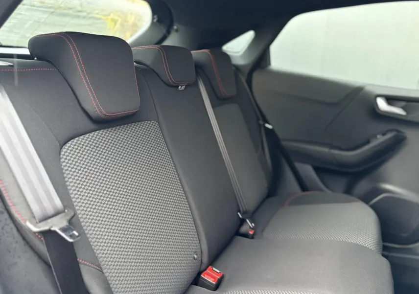 Vue intérieure arrière des sièges arrière noirs avec surpiqûres rouges du Ford Puma Ecoboost 2023.