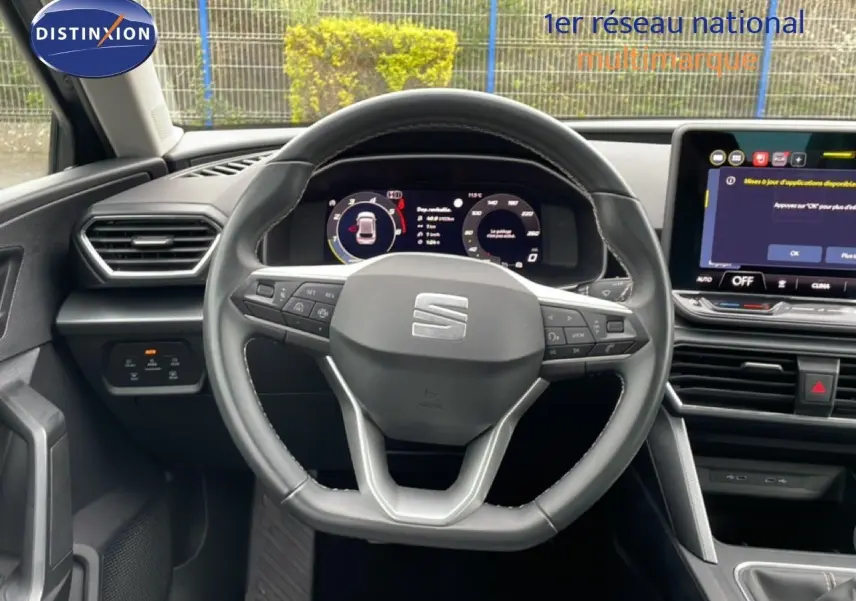 Vue intérieure centrée sur le volant cuir et le tableau de bord numérique de la SEAT LEON 2.0 TDI 115CH STYLE XL 2025.