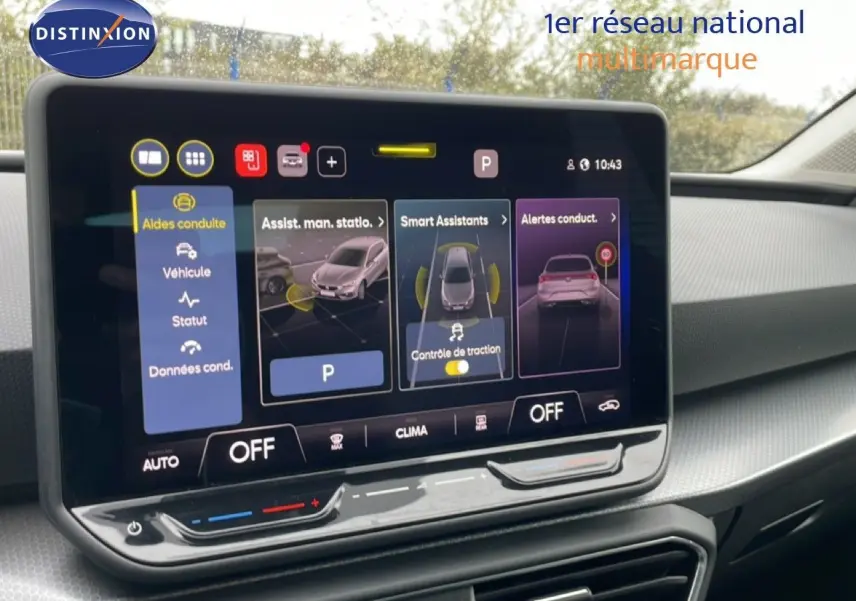 Écran tactile central de la SEAT Leon 2025 bleu Fjord, vue intérieure mettant en avant les aides à la conduite.