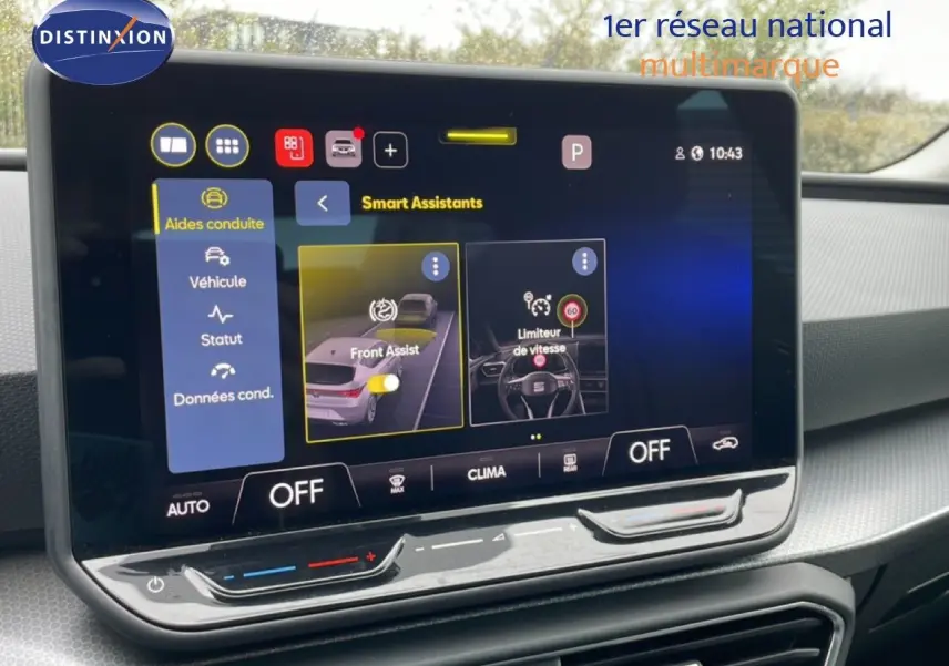 Vue intérieure sur l’écran tactile central du SEAT Leon 2.0 TDI bleu Fjord, affichant les assistants de conduite.