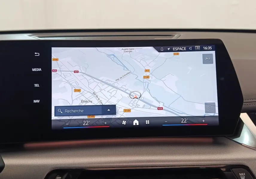 Écran tactile central affichant la navigation 3D dans l'habitacle du BMW X1 xDrive25e M Sport gris foncé.
