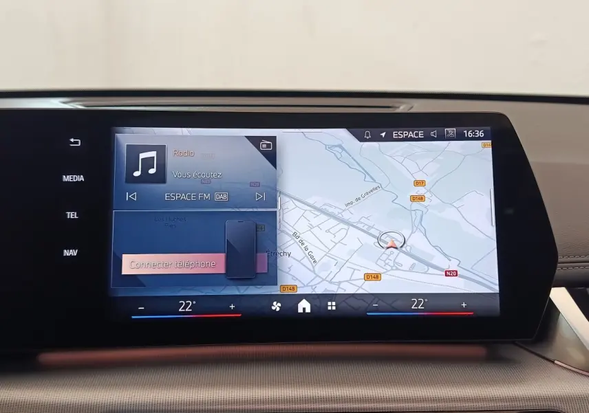 Écran tactile central de navigation et multimédia de BMW X1 xDrive25e M Sport 2024, affichage clair et moderne.
