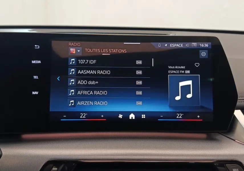 Écran tactile central affichant les stations radio dans l’habitacle du BMW X1 xDrive25e M Sport gris foncé.