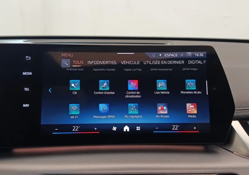 Écran tactile central 27,2 cm du tableau de bord du BMW X1 xDrive25e M Sport 2024 affichant le menu multimédia.
