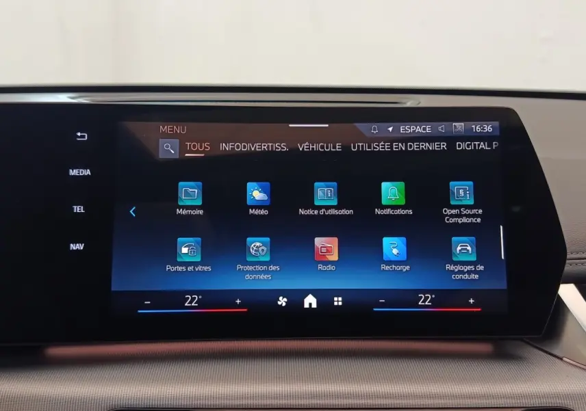 Écran tactile central 27,2 cm du BMW X1 xDrive25e M Sport 2024, affichage menu et commandes climatisation.