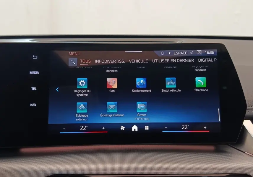 Écran tactile central du tableau de bord du BMW X1 xDrive25e M Sport 2024 affichant les réglages du système et du stationnement.