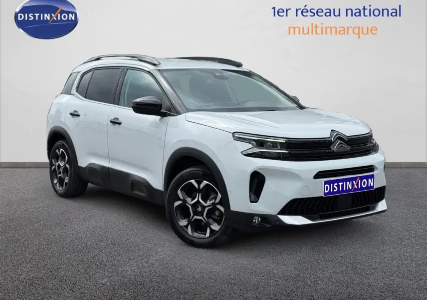 Citroën C5 Aircross blanc Okénite vue 3/4 avant droit avec jantes alu et barres de toit noires.