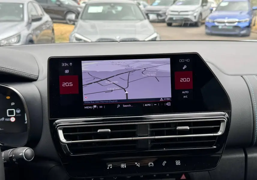 Vue intérieure du tableau de bord du Citroën C5 Aircross 2025 avec écran tactile GPS et commandes climatisation.