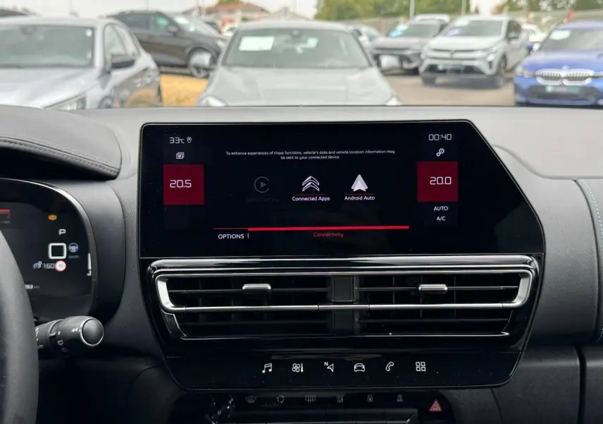 Vue intérieure centrée sur l’écran tactile et les aérateurs du tableau de bord du Citroën C5 Aircross 2025.