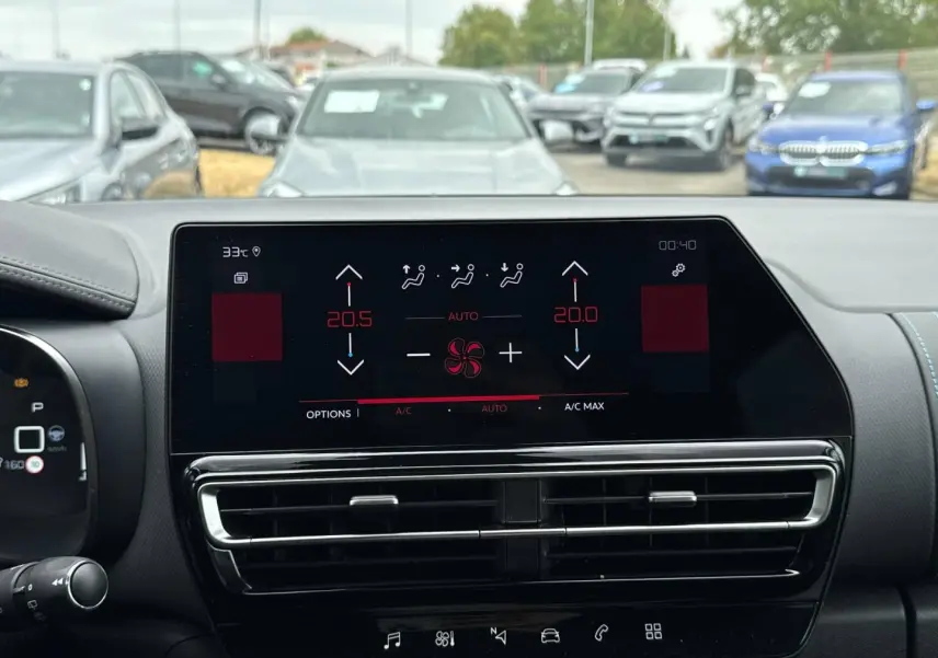 Vue intérieure centrée sur l'écran tactile de climatisation du Citroën C5 Aircross 2025, avec tableau de bord noir.