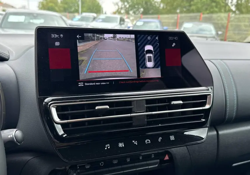 Vue intérieure du tableau de bord du Citroën C5 Aircross avec écran tactile affichant la caméra de recul.