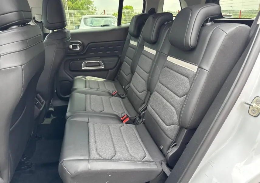 Vue latérale droite de la 2e rangée de sièges individuels noirs et gris du Citroën C5 Aircross blanc Okénite.