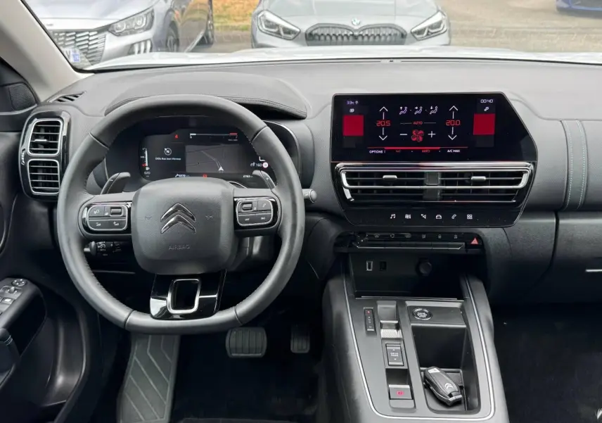 Vue intérieure avant du tableau de bord et volant noir du Citroën C5 Aircross 2025 avec écran tactile et commandes intégrées.