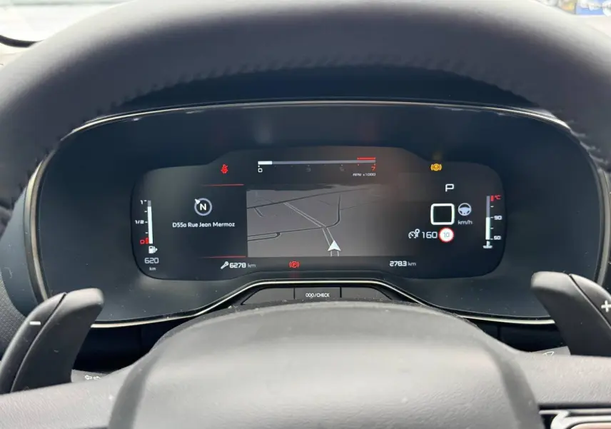 Vue rapprochée du tableau de bord numérique du Citroën C5 Aircross 2025, affichant la navigation et les indicateurs.