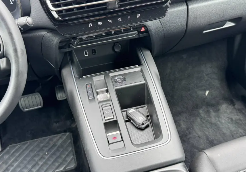 Vue rapprochée de la console centrale noire du Citroën C5 Aircross 2025 avec clé et commandes de boîte automatique.