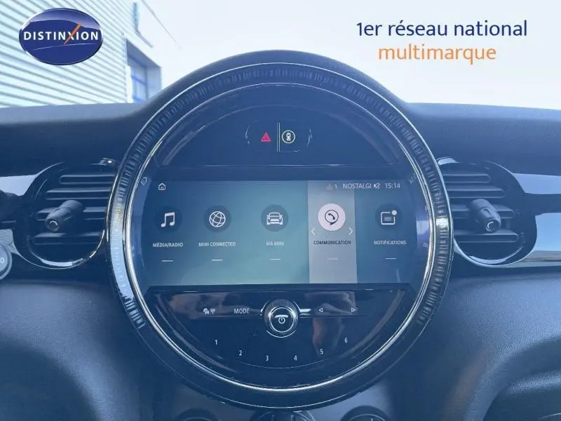 Tableau de bord de MINI Cabriolet Cooper 2023 avec écran tactile circulaire et finition noire brillante.