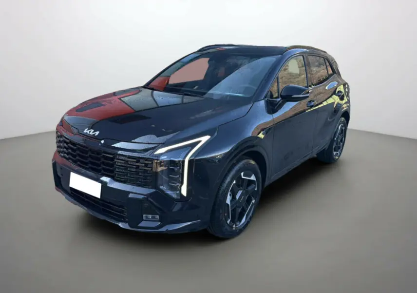 KIA SPORTAGE 1.6 T-GDI HEV noir étoilé en 3/4 avant droit avec phares Matrix LED allumés et jantes alu 19 pouces.