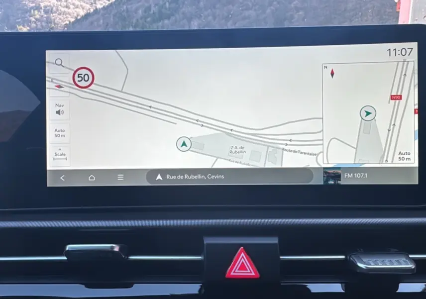 Écran GPS 12,3 pouces du tableau de bord du Kia Sportage 2026, affichant une carte et la vitesse limitée à 50 km/h.