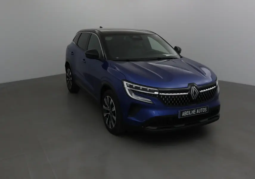 Renault Austral bleu Iron avec toit noir, vue 3/4 avant mettant en valeur sa calandre moderne et ses phares LED.