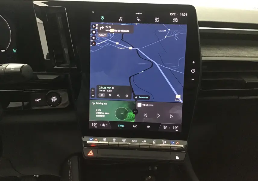 Vue rapprochée de la console centrale du Renault Austral 2023 avec écran tactile vertical affichant la navigation et commandes climatisation.